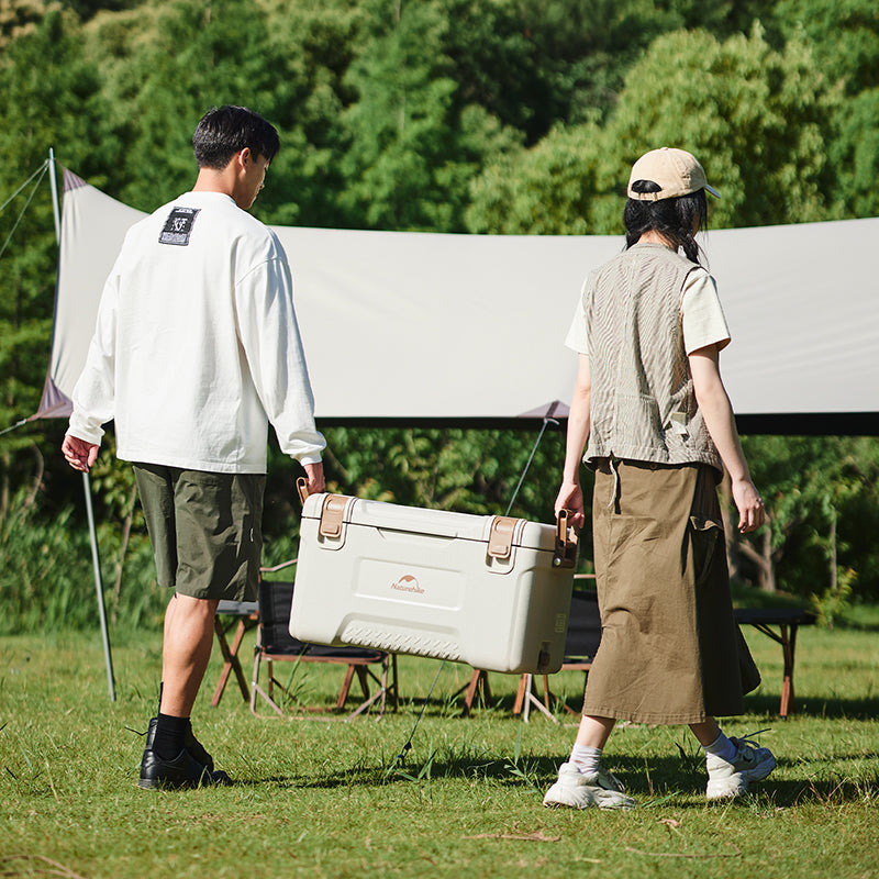 two people holding Naturehike Ling Xia cooler together
