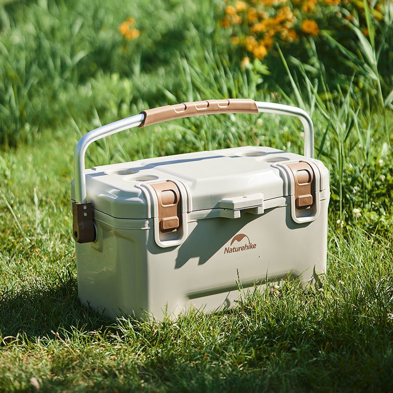 Naturehike Ling Xia cooler on grass