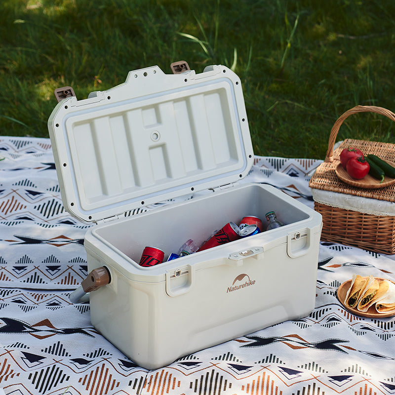Drinks in side Naturehike Ling XIa Cooler
