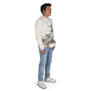 Person wearing the Osprey Daylite Waist lumbar pack in Mystery White Multi