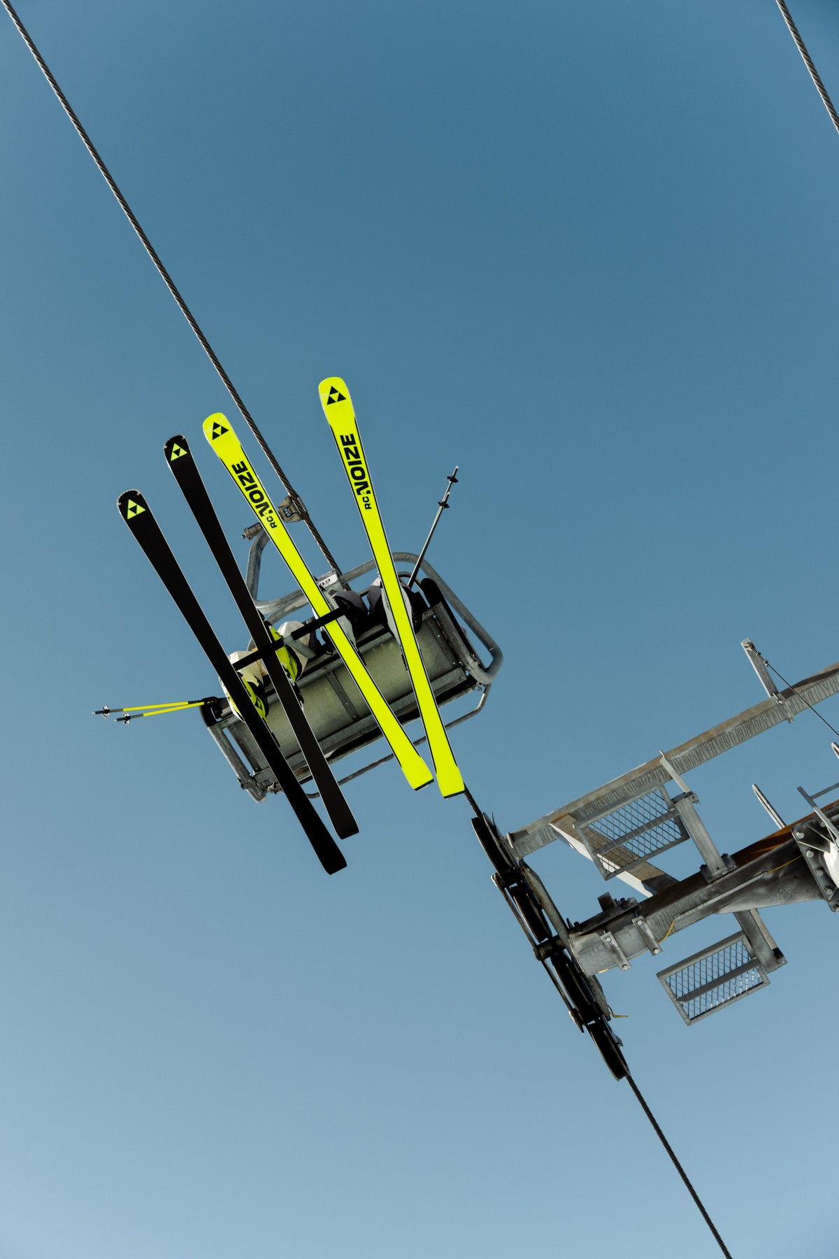 Fischer RC4 Noize ST Yellow Superflex + RC4 Z12 GW Skis - Unisex - on snow