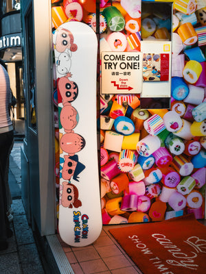 Gee Snowboards × Crayon Shin-chan Futaba Kindergarten Snowboard - on snow