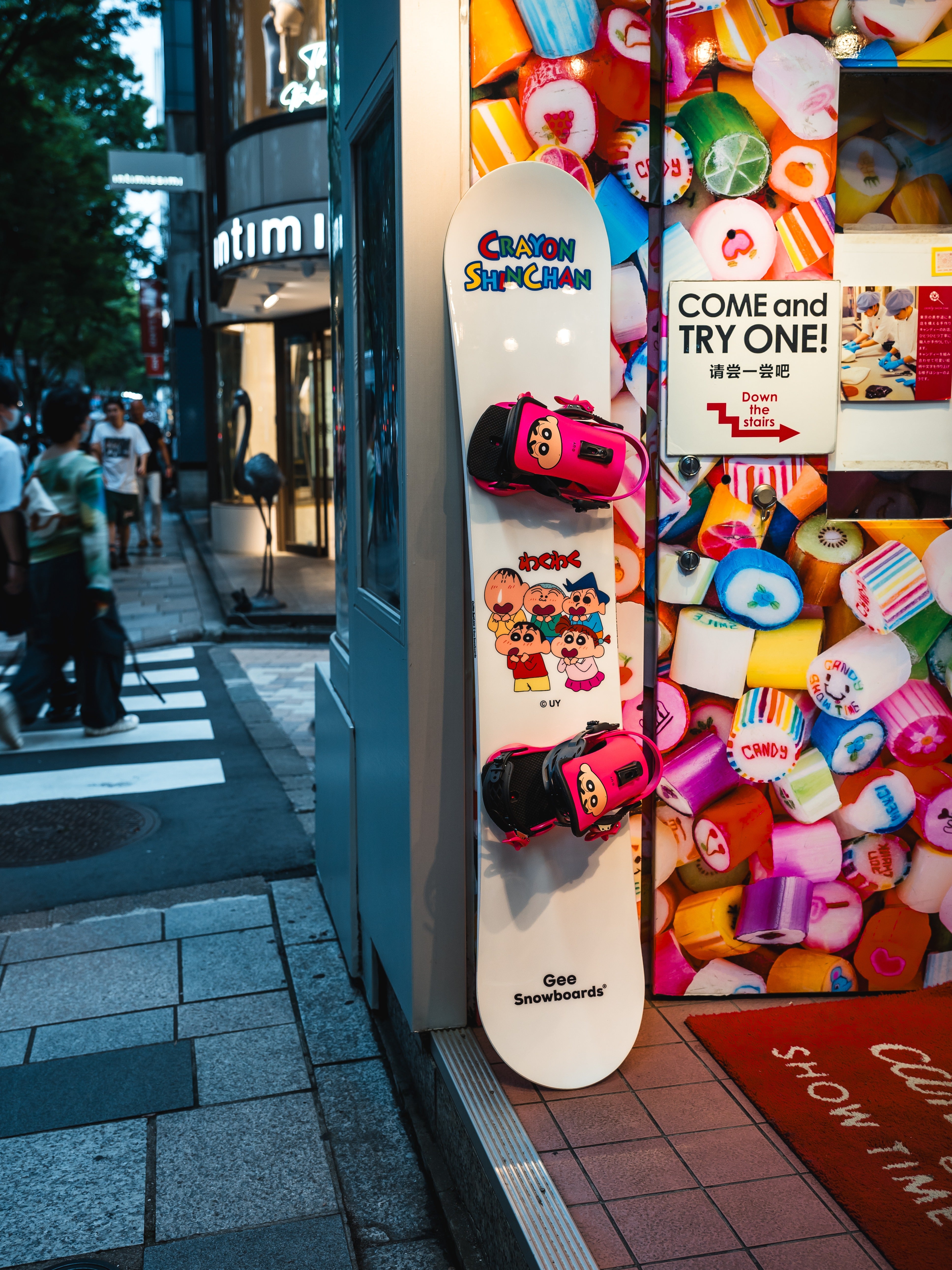 Gee Snowboards × Crayon Shin-chan Futaba Kindergarten Snowboard - on snow