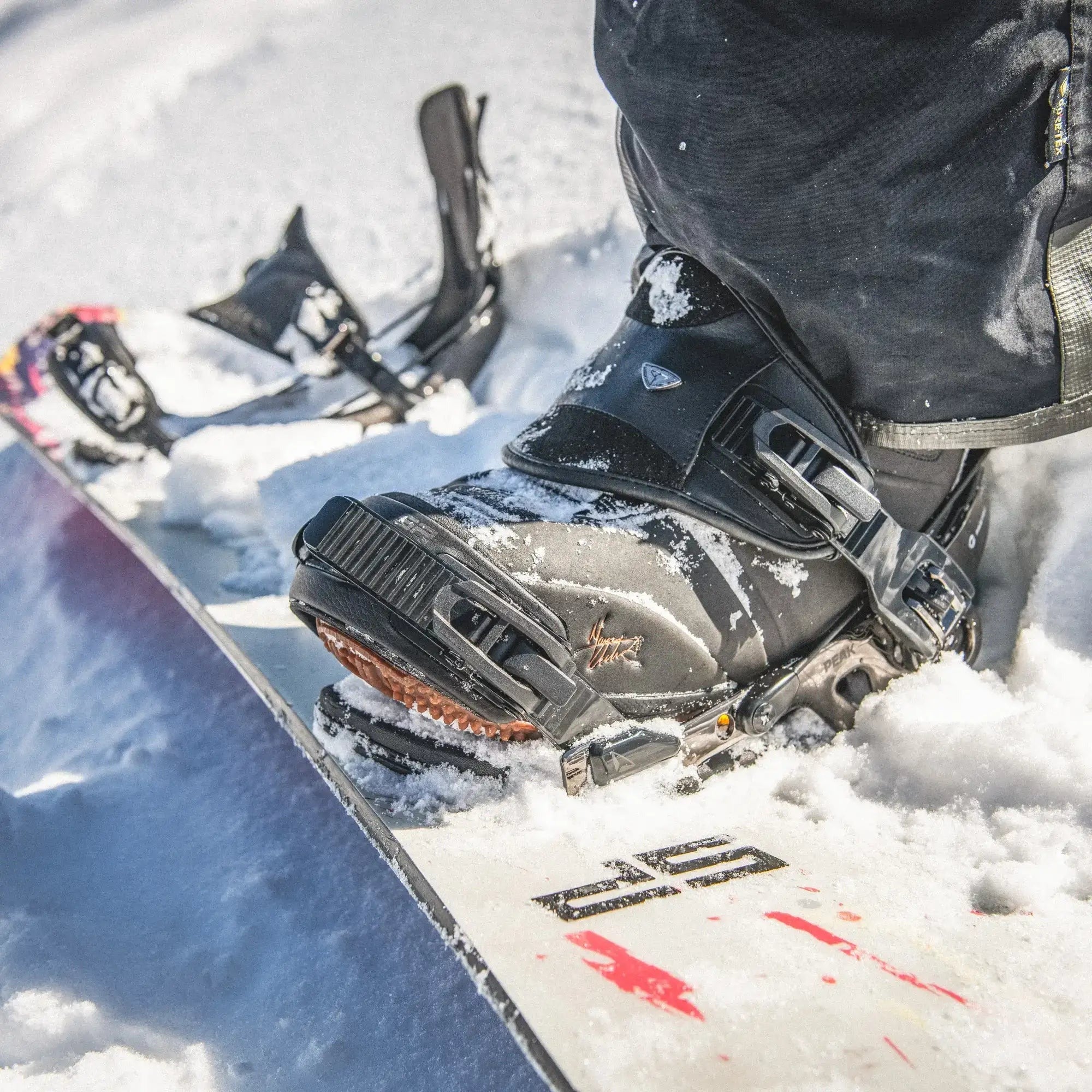 SP Peak Binding — on snow, close-up (black)